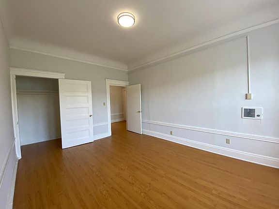 2nd image of 880 Oak St
