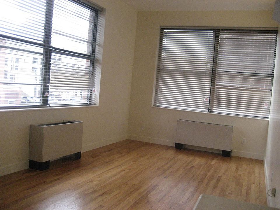 LIVING ROOM WITH LARGE WINDOWS