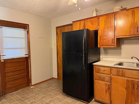 3rd image of 207 White Ln