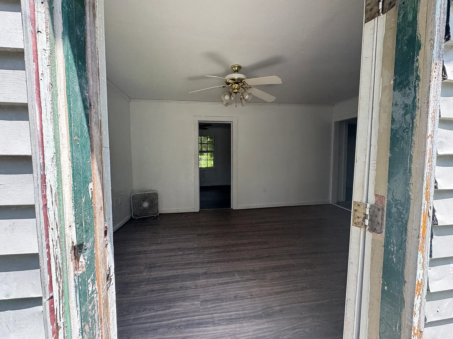 3 bed, 990 sqft, $700 — Photo 2