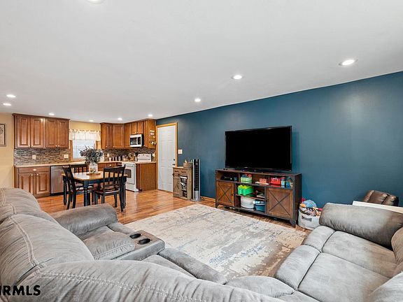 3rd image of 1805 Bluff View Dr