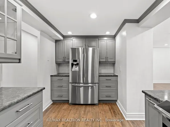 130 Neptune Dr Unit 702, Toronto, ON M6A 1X5