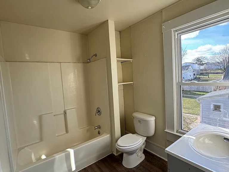 422 Seborn Ave — Photo 8