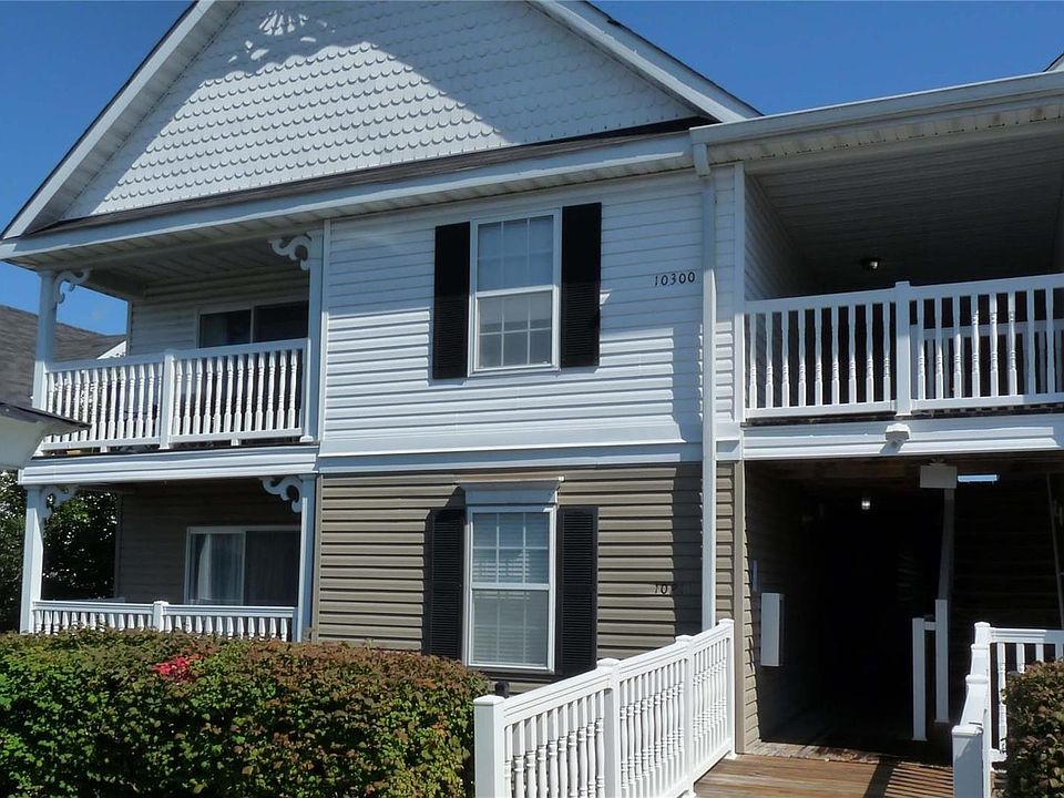 Upper level unit but only 1 set of stairs - enjoy the soaring vaults and plant shelves!