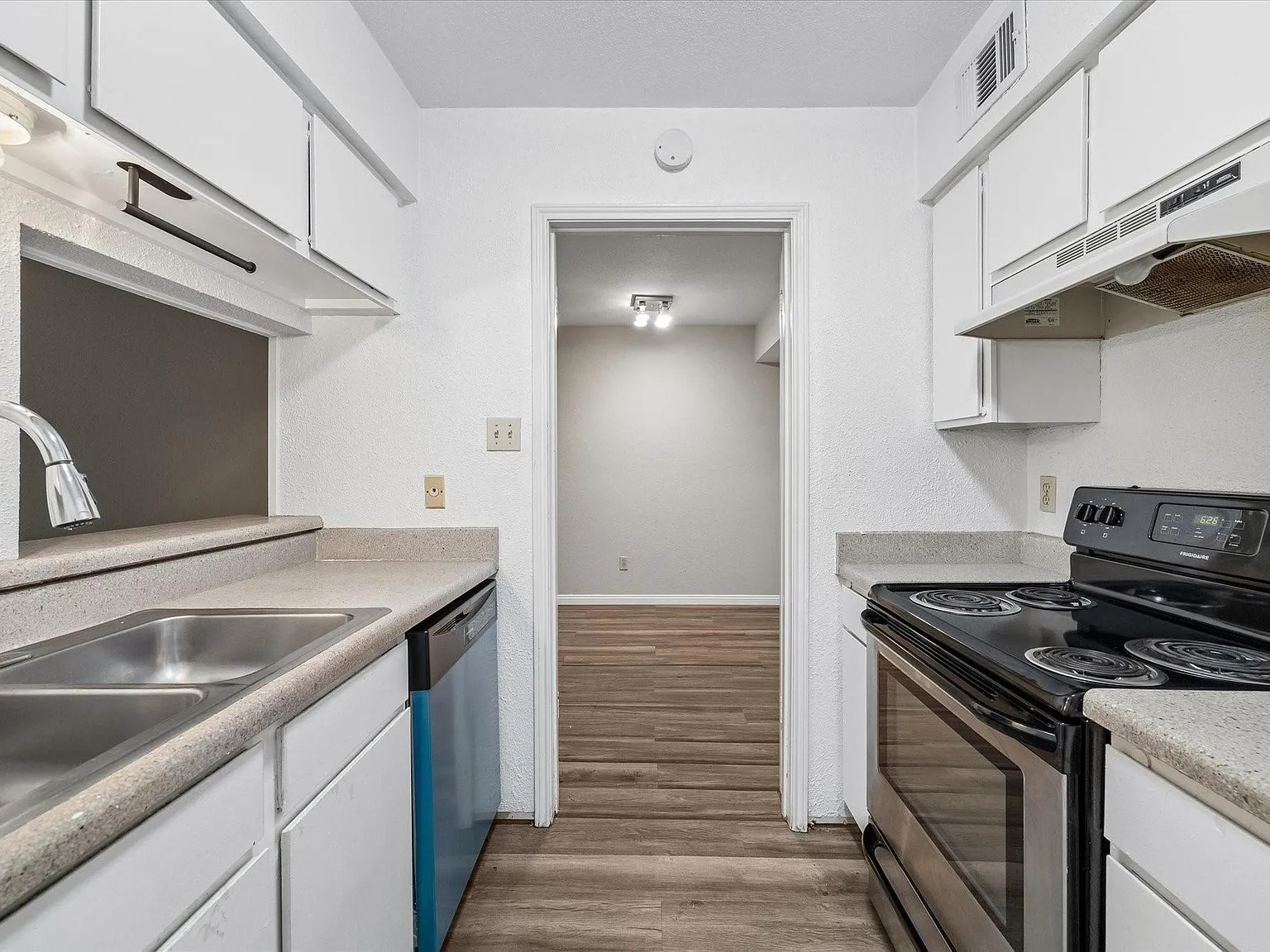 1 bed, 1.0 bath, 767 sqft, $1,100 — Photo 4