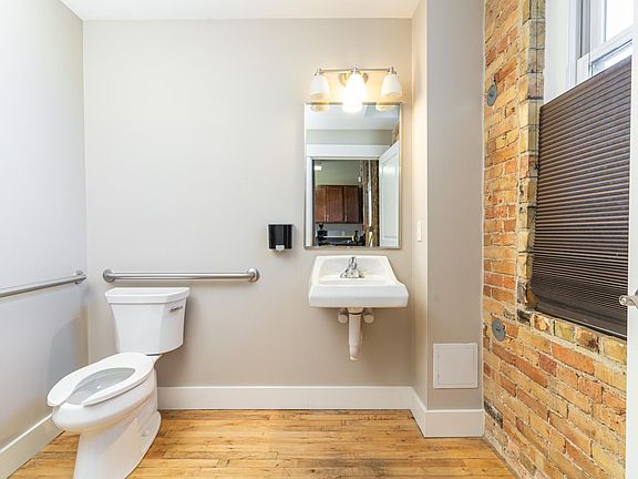 5th image of 920 Division Ave S APT C