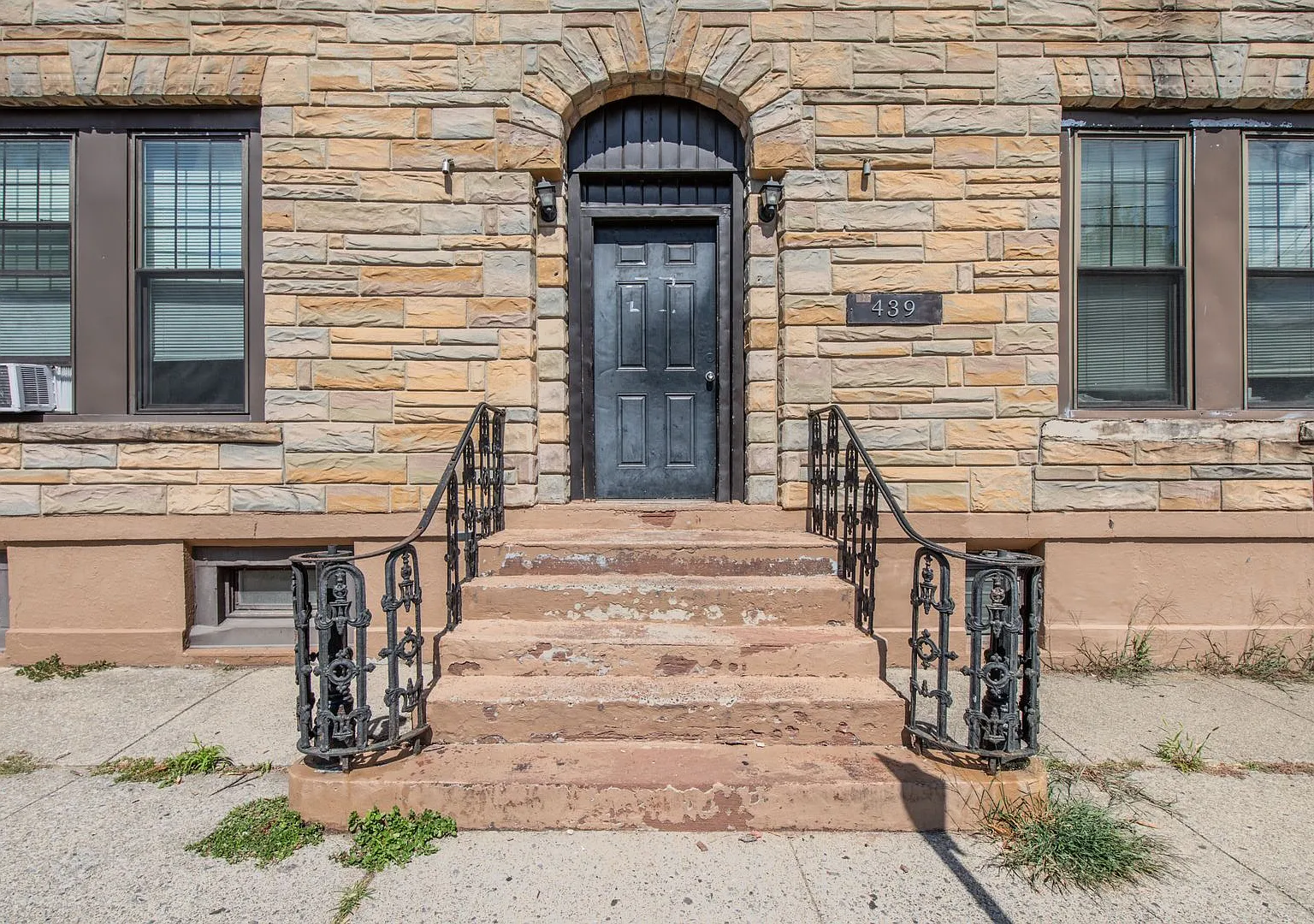 439 W Walnut St — Photo 2