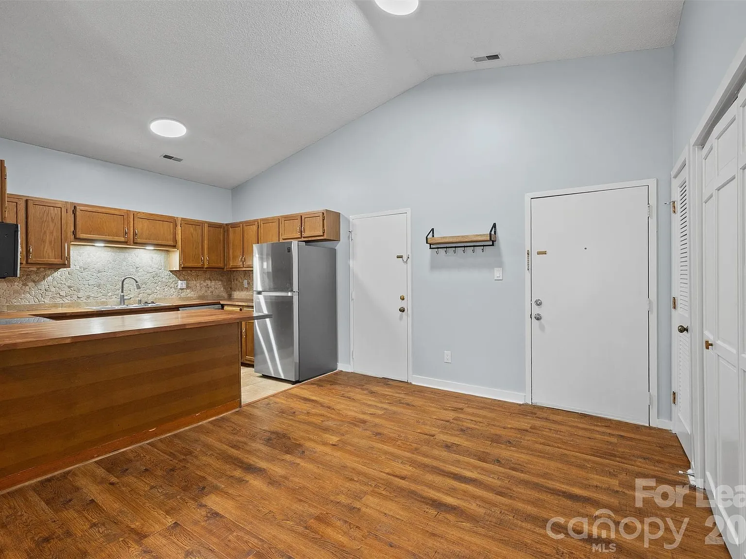 2 bed, 2.0 bath, 918 sqft, $1,300 — Photo 4
