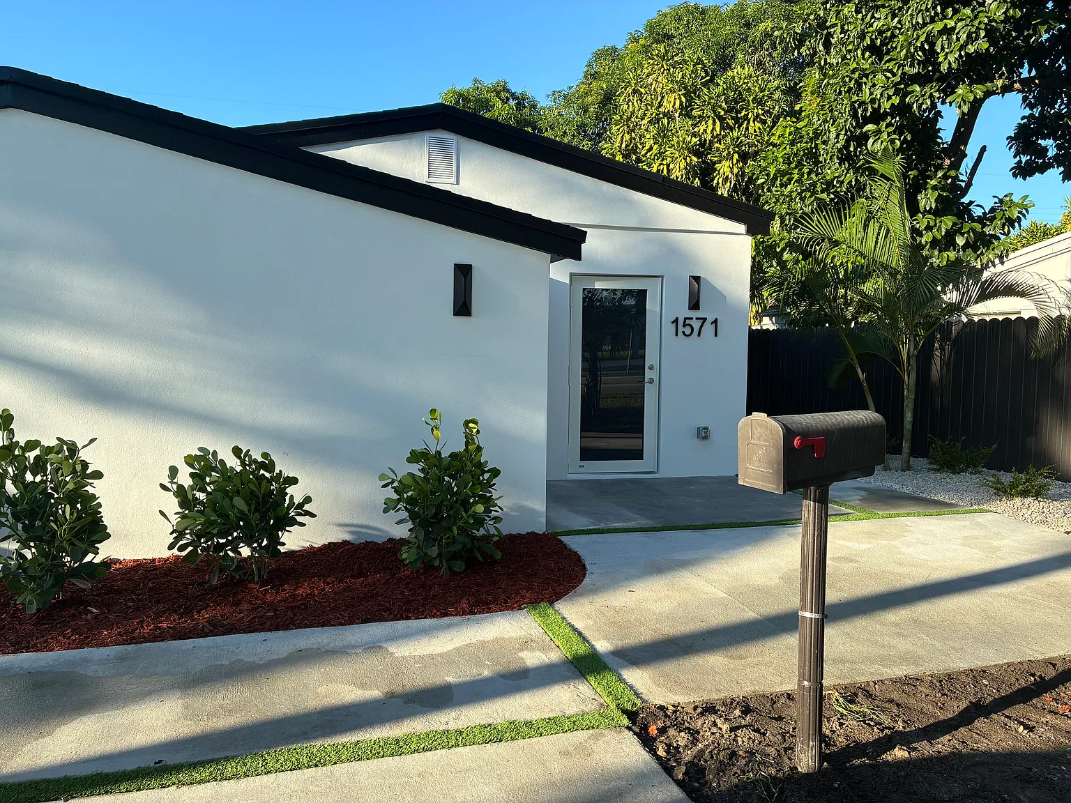 3 bed, 1169 sqft, $3,550 — Photo 2