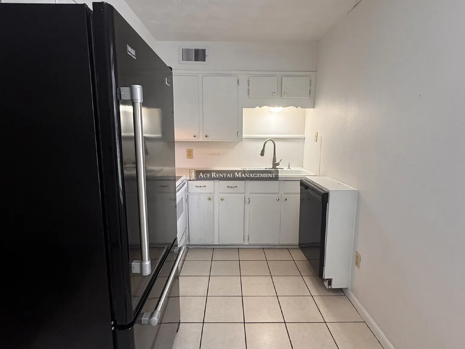 Spacious 1-Bed Oasis at 1700 Sun Avenue - Perfect Port Neches, TX Living! — Photo 4