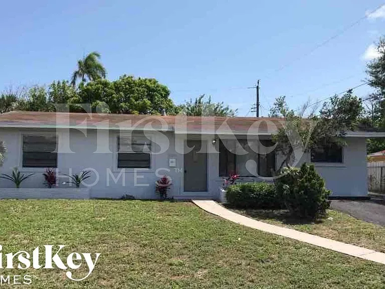 2840 SW 2nd Ct — Photo 1