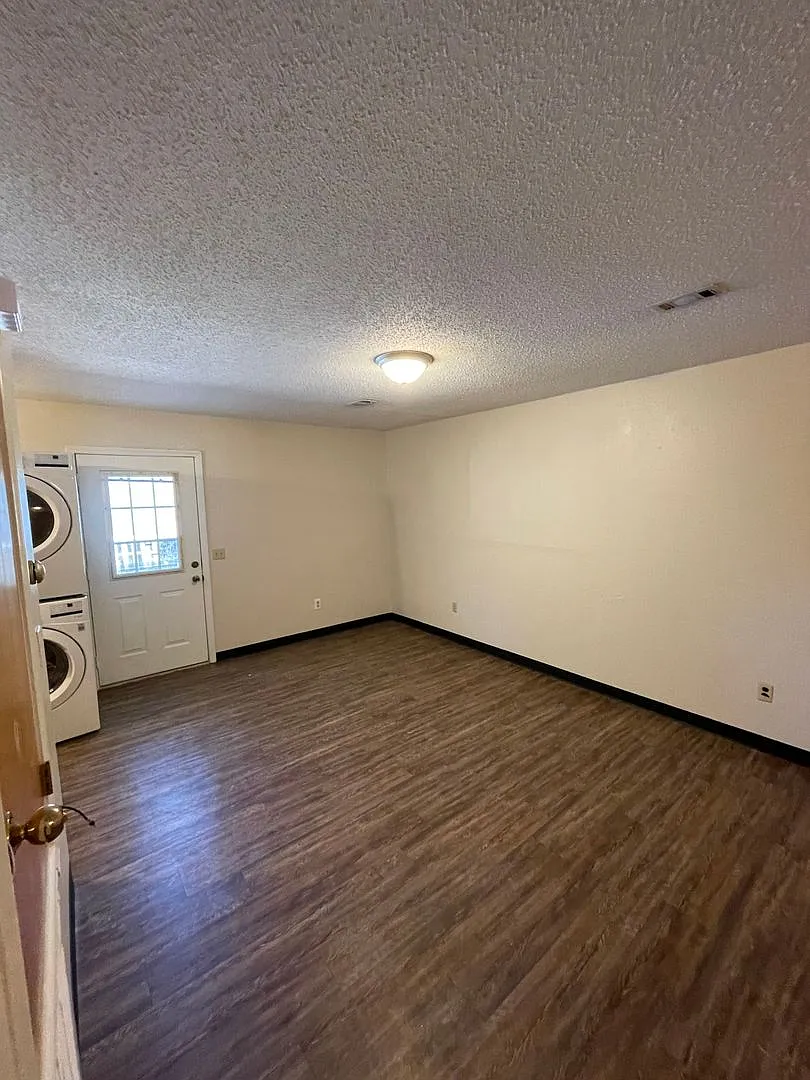 3 bedroom 1 bath apartment — Photo 2