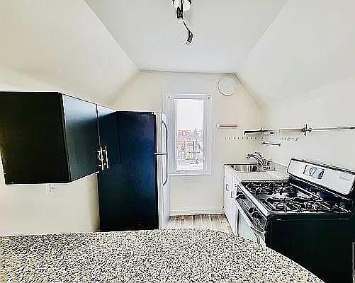 5th image of 174 Bay 26th St #3