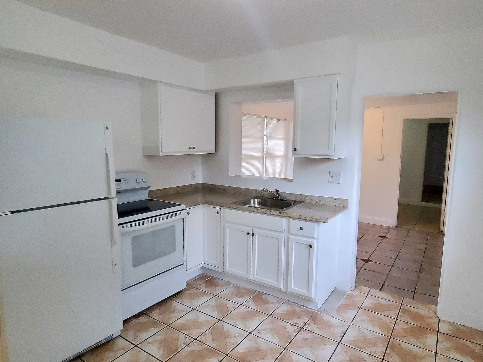 3 bed, 1296 sqft, $2,100 — Photo 3
