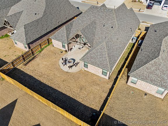 3rd image of 2911 E Rockford Pl