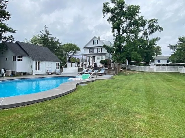 Huge double lot, volleyball/badminton court