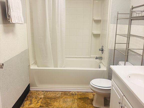 5th image of 654 Oak St APT C