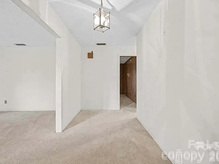 8122 Knollwood Cir — Photo 19