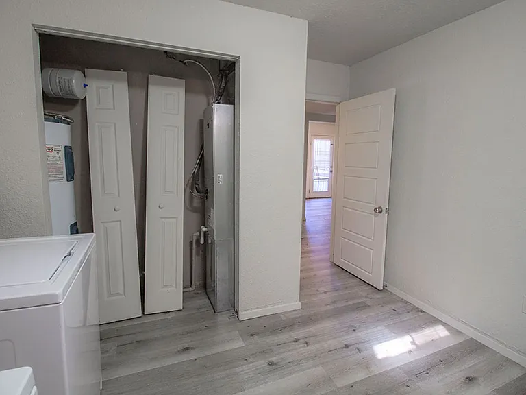 1005 W Ash St — Photo 30