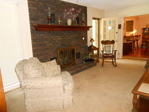 Gas log fireplace in Fam/roo