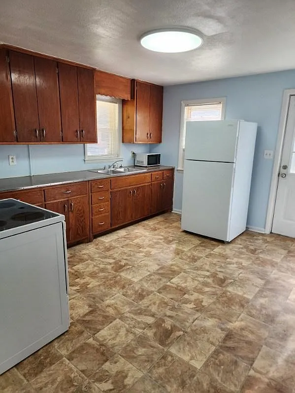 2 bed, 1.0 bath, $850 — Photo 4