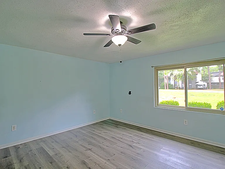 1062 Kelly Dr — Photo 21