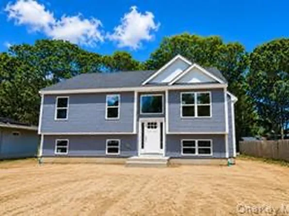 34 Malba Dr, Shirley, NY 11967