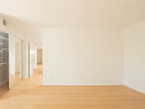 4th image of 5236 Yarmouth Ave Unit 113