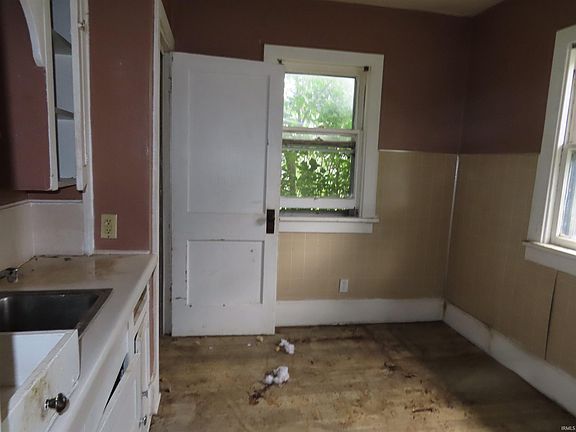 4th image of 1624 E Fox St