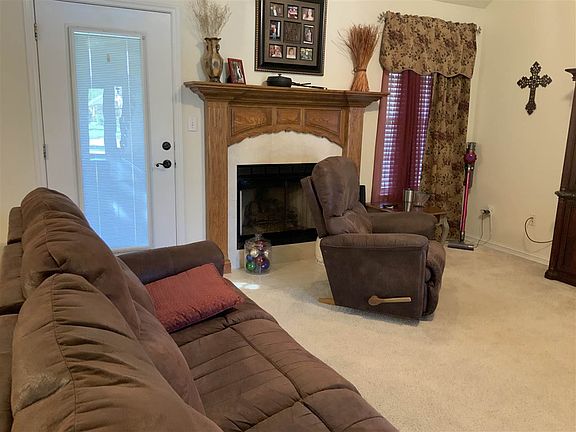 3rd image of 1818 Squire Ln