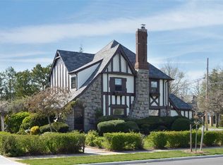 44 Earle Ave, Rockville Centre, NY 11570