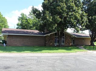 908 Pebble St, Bowie, TX 76230
