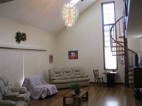 3rd image of 1055 Knollwood Ln