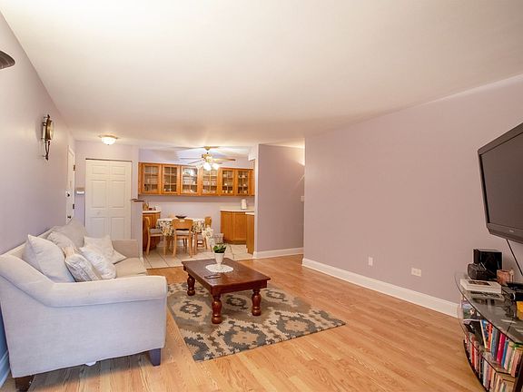 3rd image of 1531 N Windsor Dr APT 212