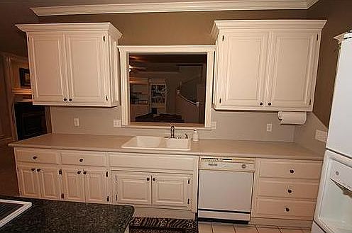 Spacious kitchen counter & cabinet space!