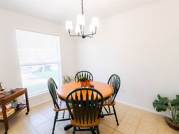 4th image of 310 Amherst Cir