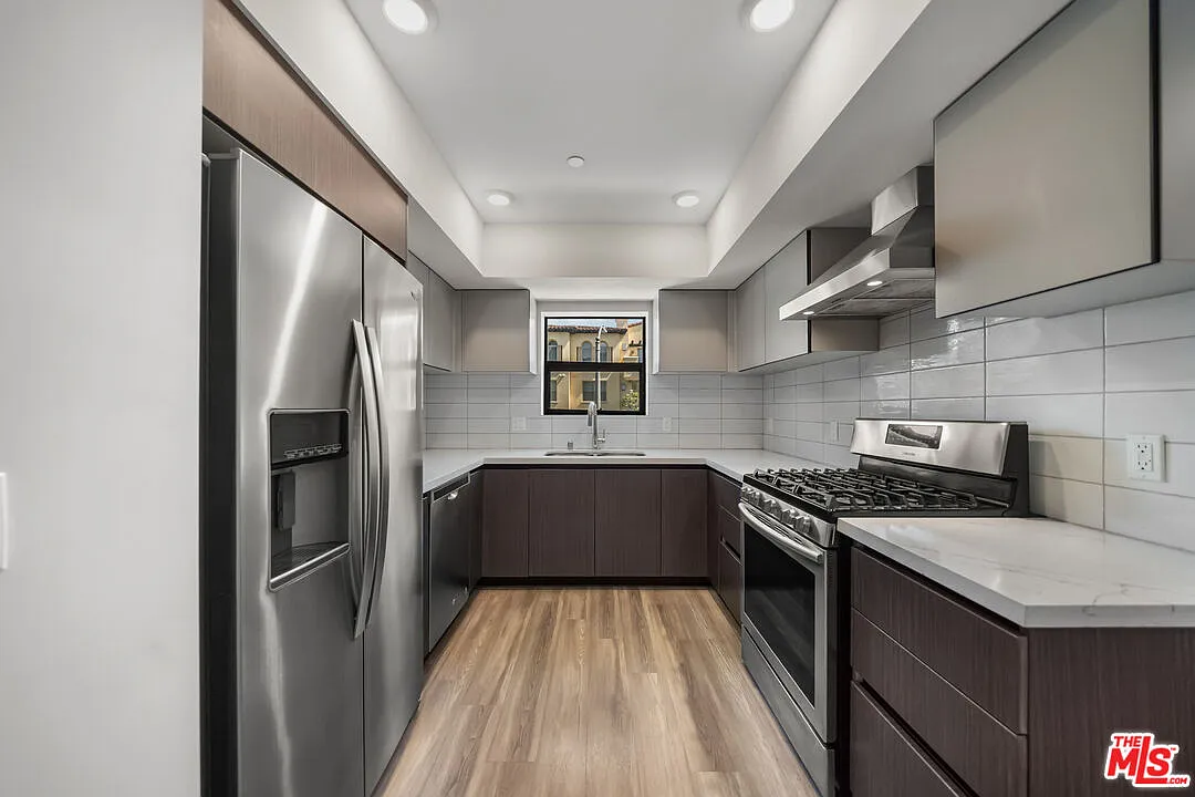 2 bed, 2.0 bath, 1270 sqft, $4,200 — Photo 3