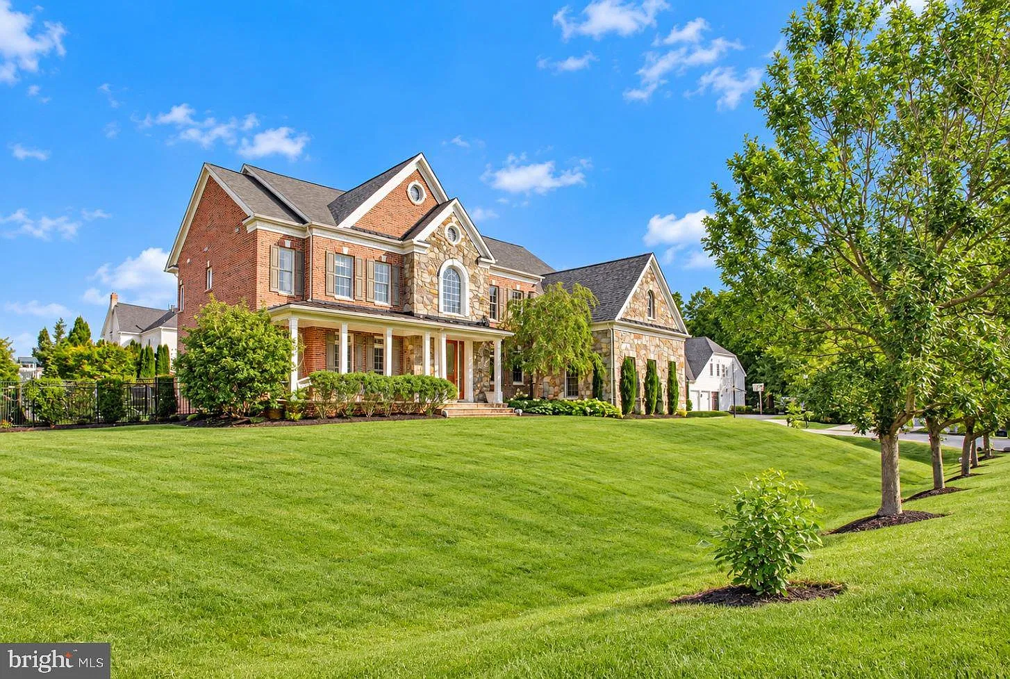 5 bed, 4.5 bath, 7261 sqft, $9,000 — Photo 1