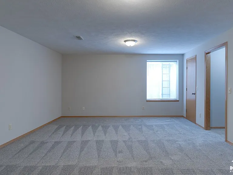 519 N Bristol Ct — Photo 24