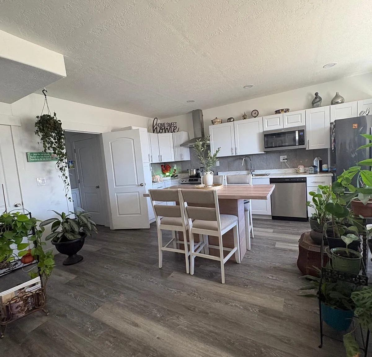 3 bed, 989 sqft, $2,300 — Photo 1