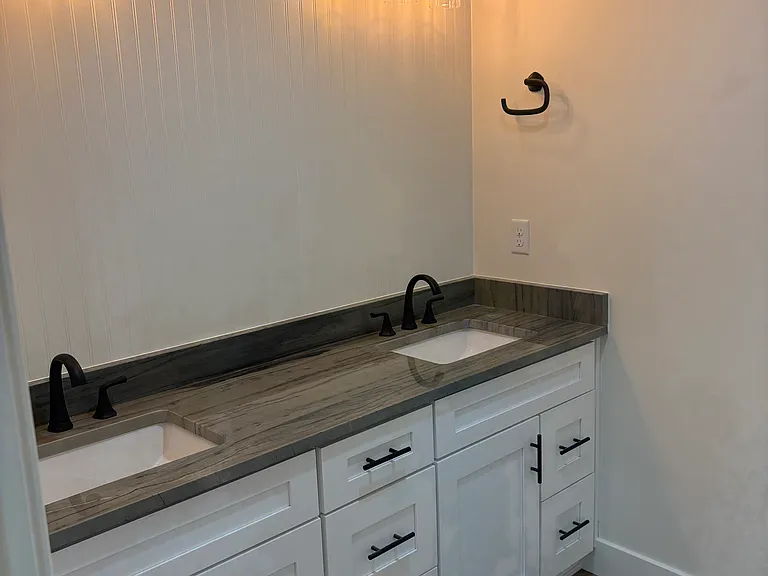 527 W Elm St — Photo 4