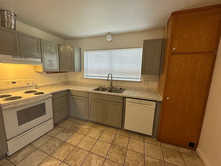 20157 Wisteria St — Photo 11