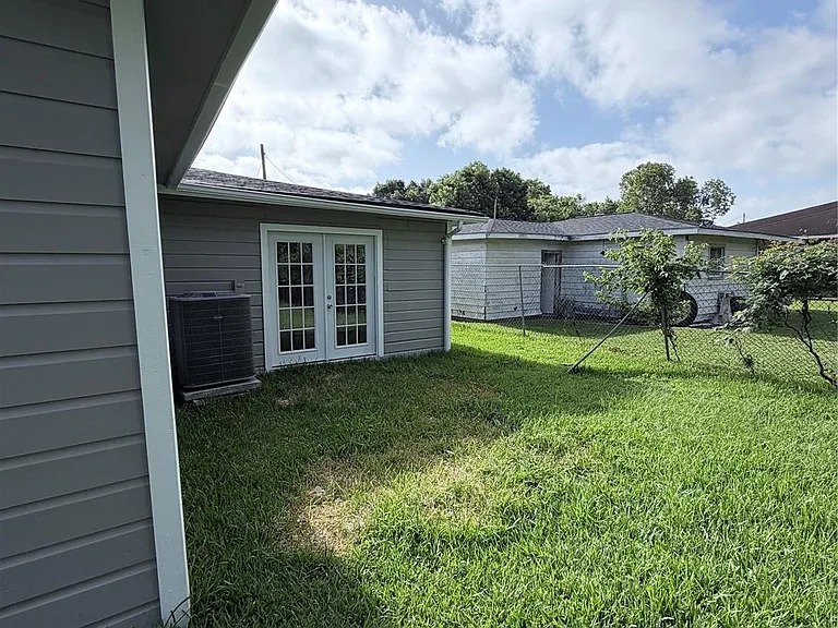 208 Preston St — Photo 23