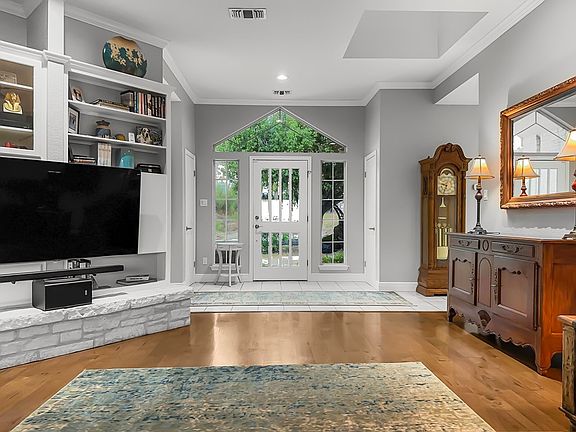 5th image of 1836 Foothills Dr N