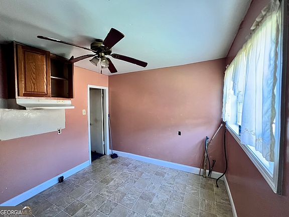 5th image of 718 Walcott St
