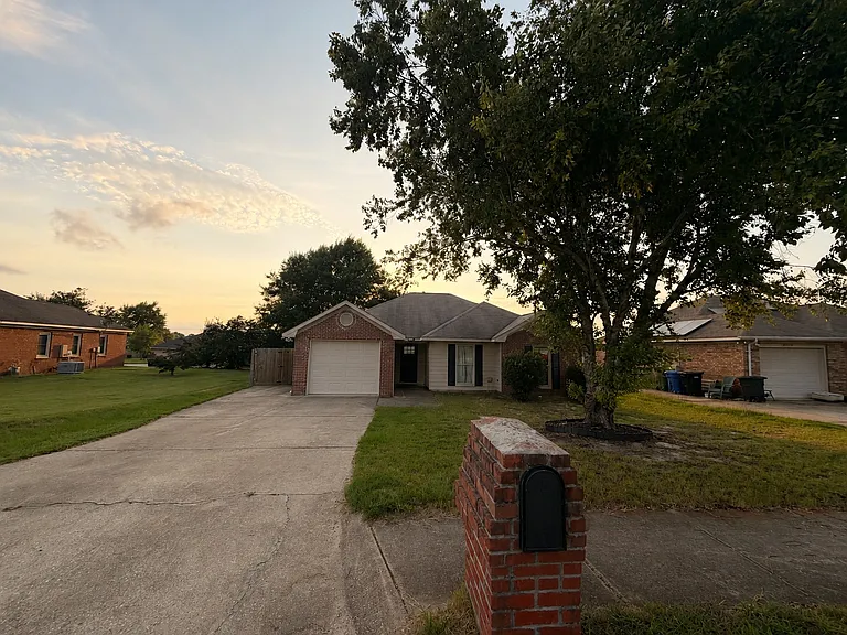 2915 Eagle Pointe Dr — Photo 1