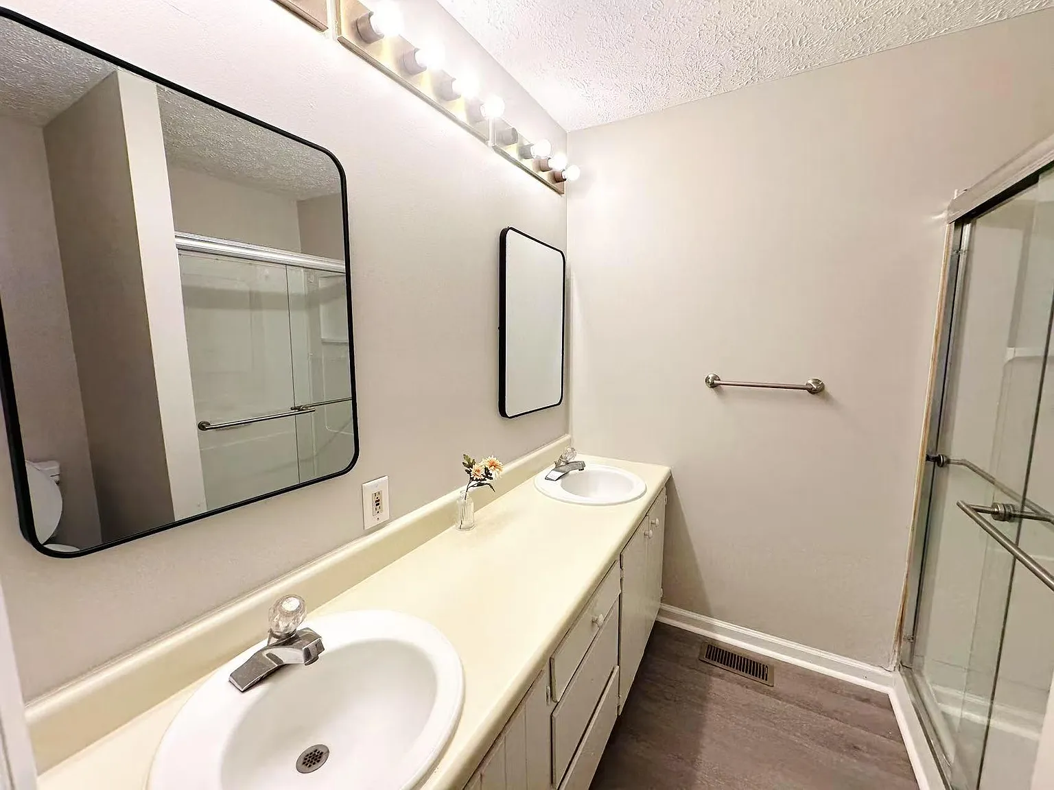 4 bed, 2.5 bath, 1808 sqft, $910 — Photo 3