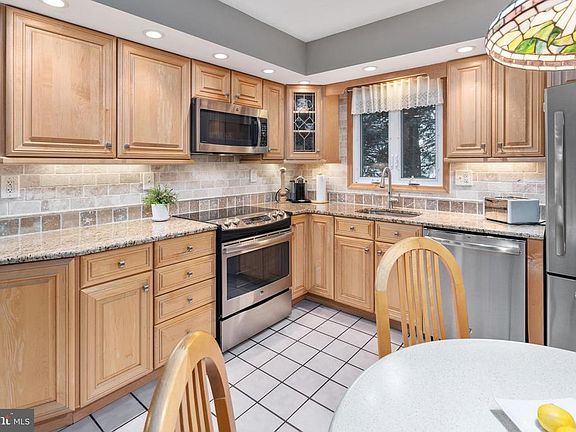 5th image of 445 Gainsborough Ct