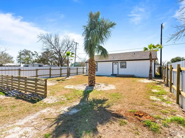 105 E Cornwall St, Rockport, TX 78382