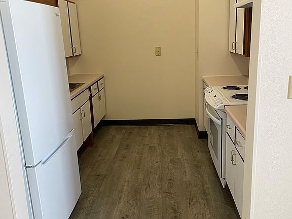 1BR kitchen